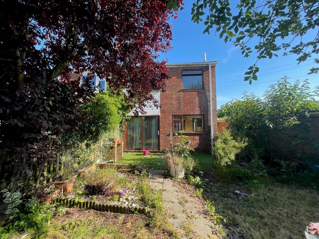 Lot: 136 - SEMI-DETACHED HOUSE FOR IMPROVEMENT - Rear elevation and garden
